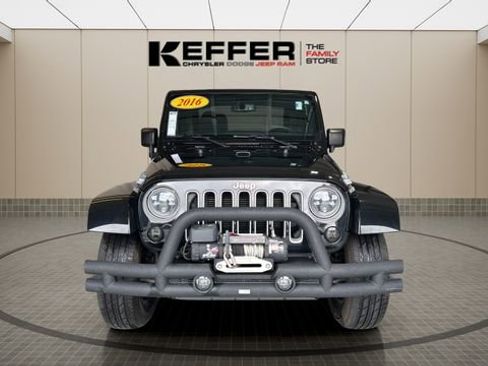 Used 2016 Jeep Wrangler Sahara w/ Connectivity Group AWD/4WD image 9