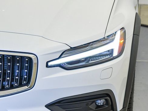 Certified 2026 Volvo V60 B5 Cross Country Plus w/ Climate Package AWD/4WD image 9