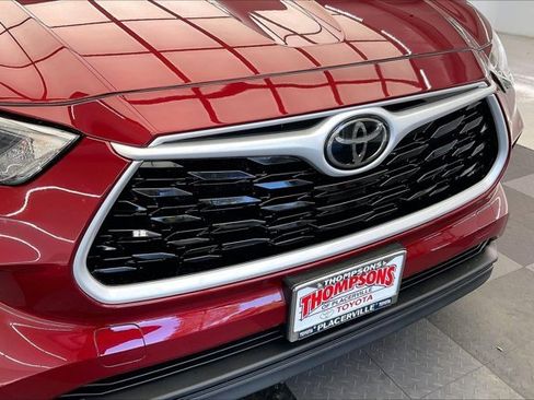 Used 2021 Toyota Highlander XLE image 31