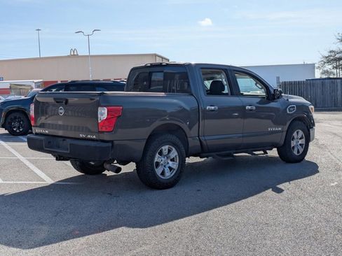 Used 2017 Nissan Titan SV image 5