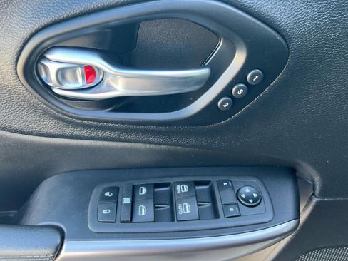 Used 2021 Jeep Cherokee Limited image 16