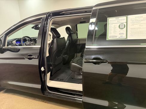 Used 2024 Chrysler Pacifica Touring-L image 45