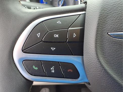 Used 2023 Chrysler Pacifica Touring-L FWD image 12