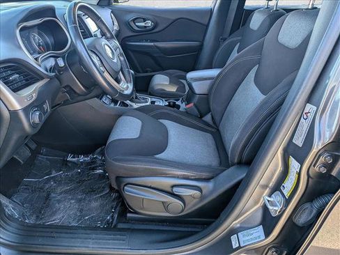 Used 2016 Jeep Cherokee Sport image 14