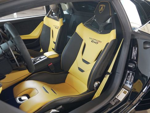 Used 2021 Lamborghini Huracan EVO RWD image 8