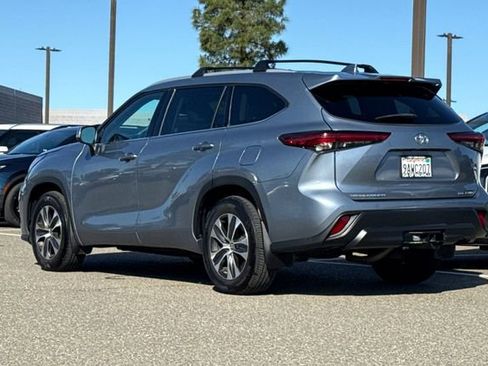 Used 2022 Toyota Highlander XLE AWD/4WD image 8