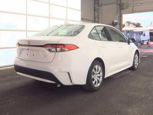 Used 2022 Toyota Corolla LE FWD image 3