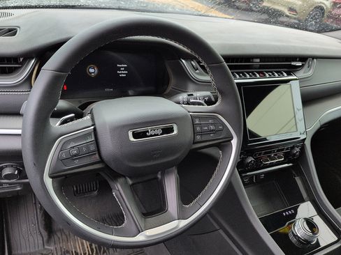 Used 2025 Jeep Grand Cherokee Altitude AWD/4WD image 9