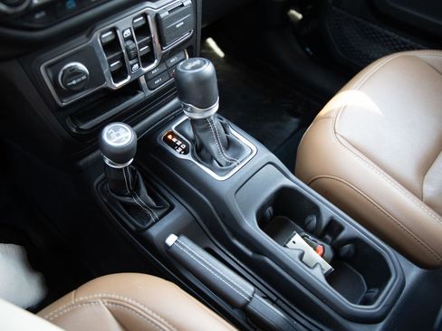Used 2023 Jeep Wrangler Unlimited Sahara w/ Cold Weather Group AWD/4WD image 17