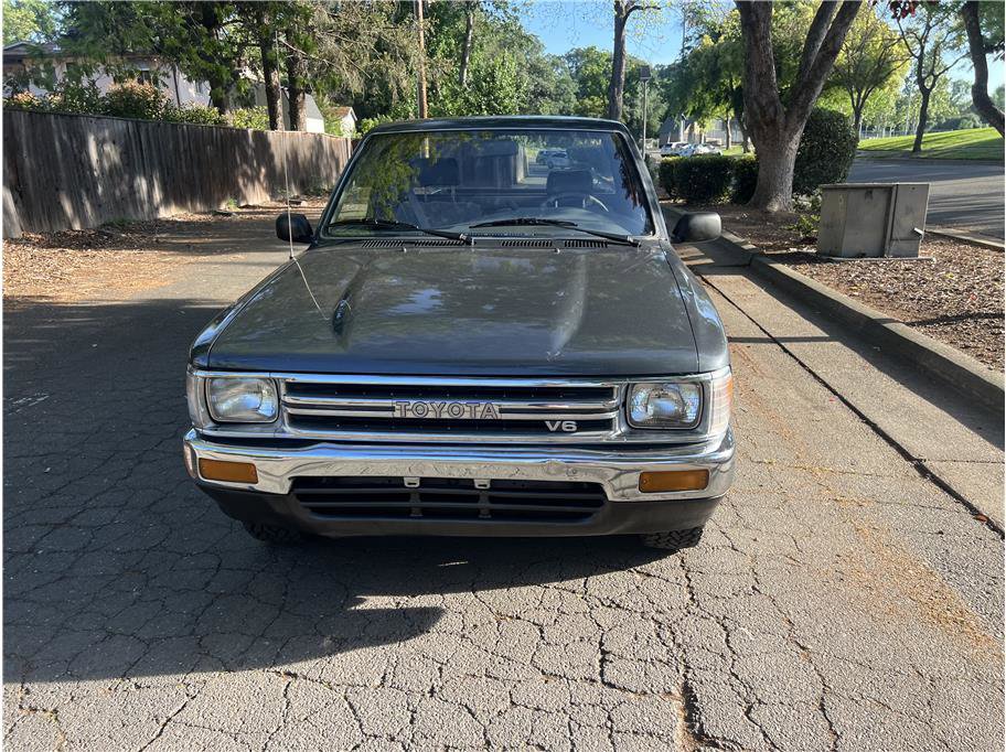 Used 1990 Toyota Pickup Deluxe RWD image 2