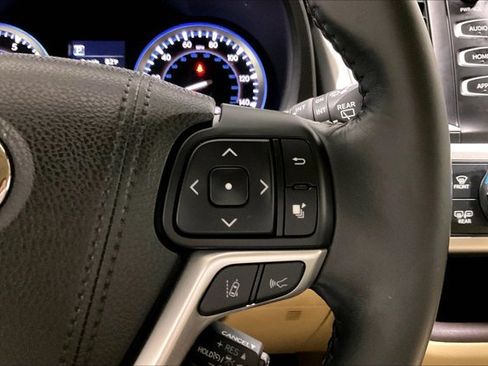 Used 2018 Toyota Highlander XLE AWD/4WD image 19