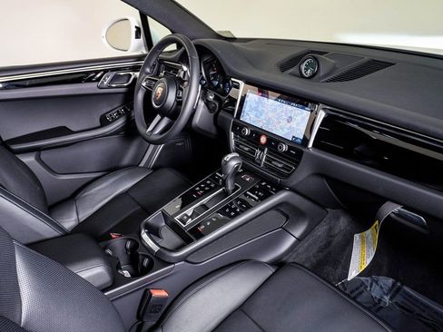 Certified 2025 Porsche Macan AWD/4WD image 14
