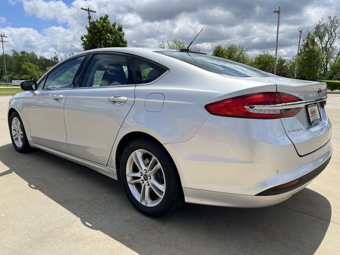 Used 2018 Ford Fusion SE FWD image 4