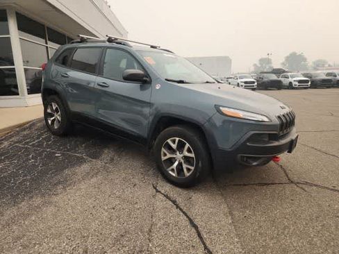 Used 2015 Jeep Cherokee Trailhawk w/ Leather Interior Group AWD/4WD image 8