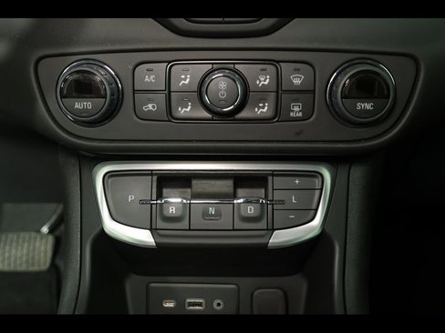 Used 2024 GMC Terrain SLE w/ Driver Convenience Package image 25