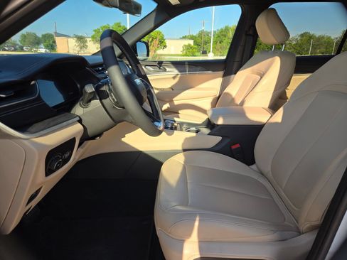 Certified 2025 Jeep Grand Cherokee L Limited RWD image 9