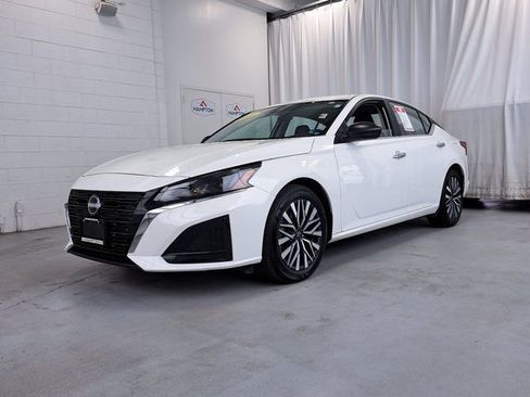 Used 2025 Nissan Altima 2.5 SV FWD image 2