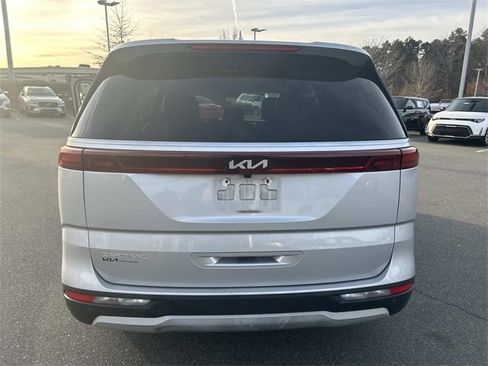 Used 2023 Kia Carnival LX image 5