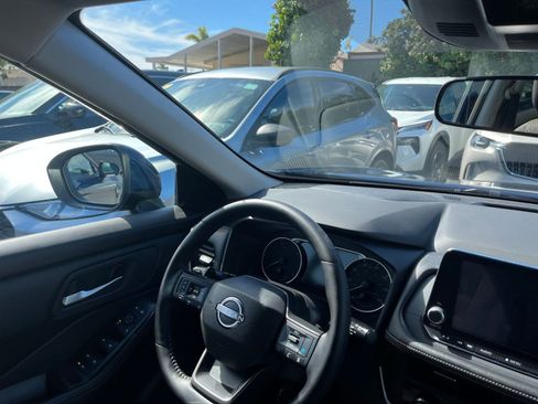 Used 2025 Nissan Rogue SV image 36