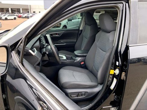 Used 2020 Toyota RAV4 XLE image 8