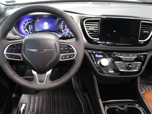 Used 2024 Chrysler Pacifica Pinnacle image 6