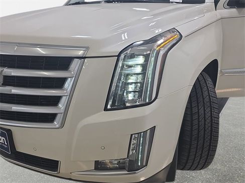 Used 2015 Cadillac Escalade Premium image 31