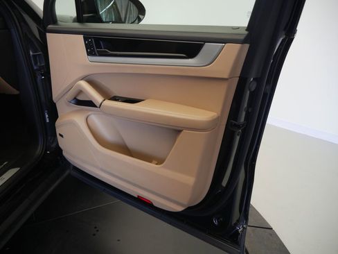 Certified 2024 Porsche Cayenne S AWD/4WD image 21