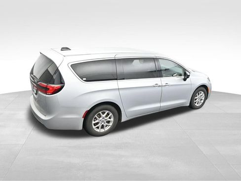 Used 2024 Chrysler Pacifica Touring-L FWD image 44