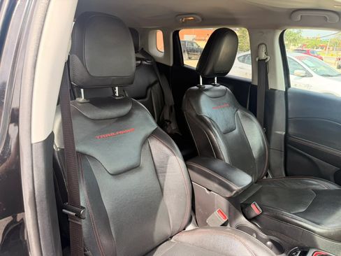 Used 2018 Jeep Compass Trailhawk w/ Leather Interior Group AWD/4WD image 32