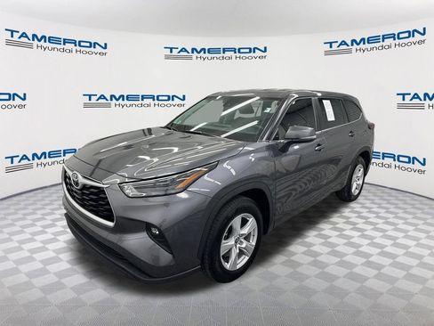 Used 2024 Toyota Highlander LE FWD image 1
