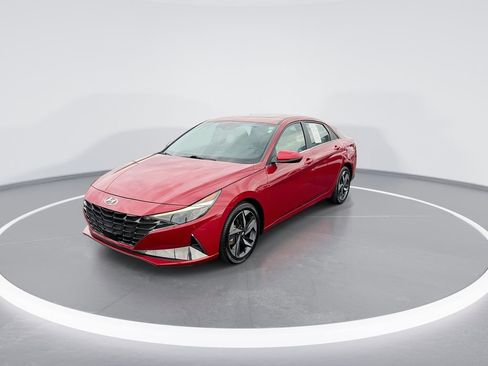 Used 2023 Hyundai Elantra Limited w/ Preferred Accessory Package FWD image 4