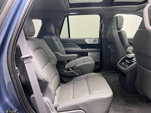 Used 2019 Lincoln Navigator Reserve image 18