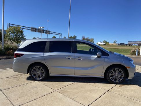 New 2026 Honda Odyssey Touring image 12