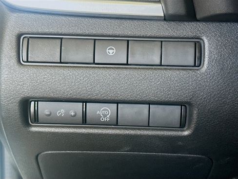 Used 2023 Nissan Rogue SV FWD image 17