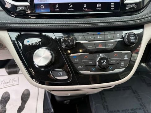 Used 2023 Chrysler Pacifica Touring-L FWD image 13