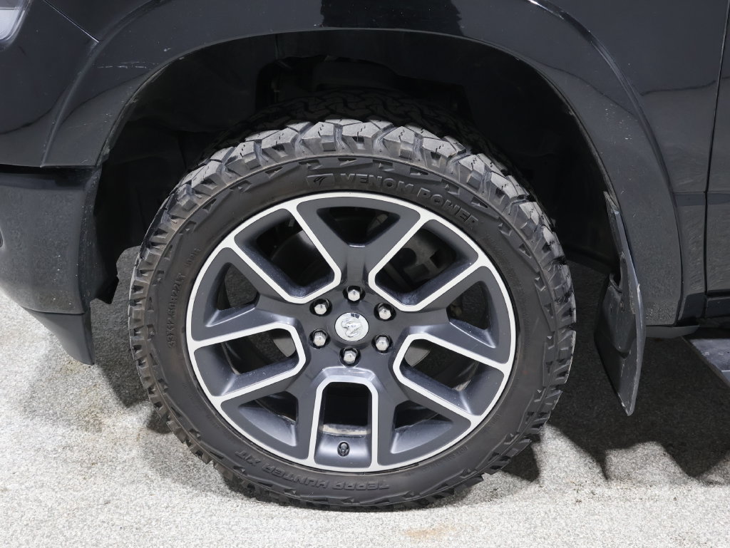 Used 2019 RAM 1500 Laramie AWD/4WD image 9