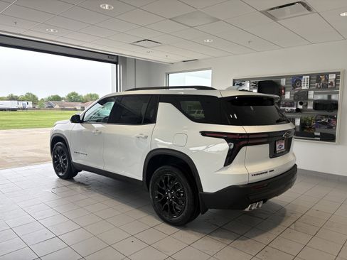 New 2026 Chevrolet Traverse LT w/ Midnight/Sport Edition AWD/4WD image 3