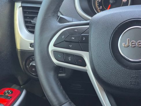 Used 2018 Jeep Cherokee Trailhawk AWD/4WD image 19