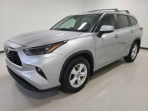 Used 2023 Toyota Highlander LE AWD/4WD image 9