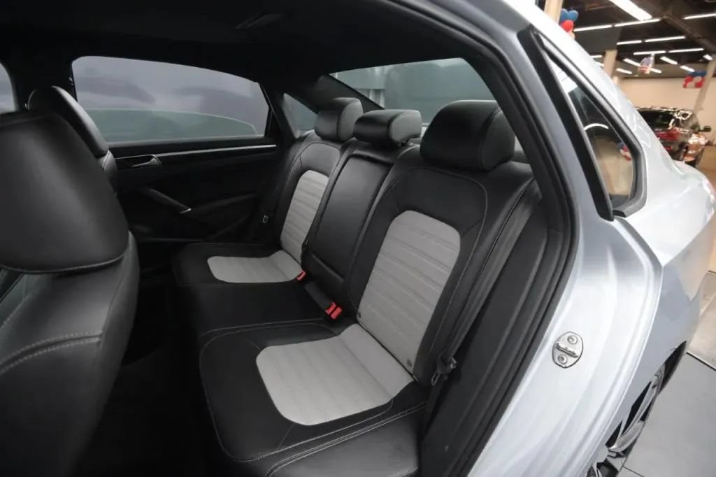 Used 2018 Volkswagen Passat GT FWD image 38