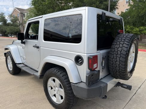 Used 2011 Jeep Wrangler Sahara w/ Connectivity Group AWD/4WD image 5