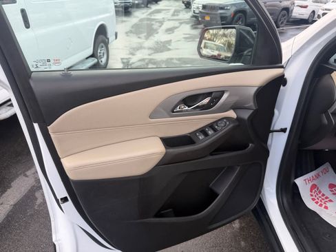Used 2022 Chevrolet Traverse LS FWD image 11