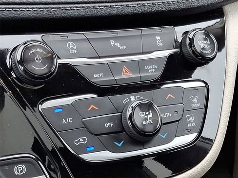 Used 2018 Chrysler Pacifica Limited image 16