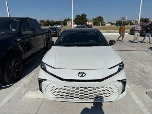 Used 2025 Toyota Camry XSE FWD image 3