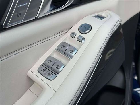 Used 2022 BMW X7 xDrive40i w/ M Sport Package image 16