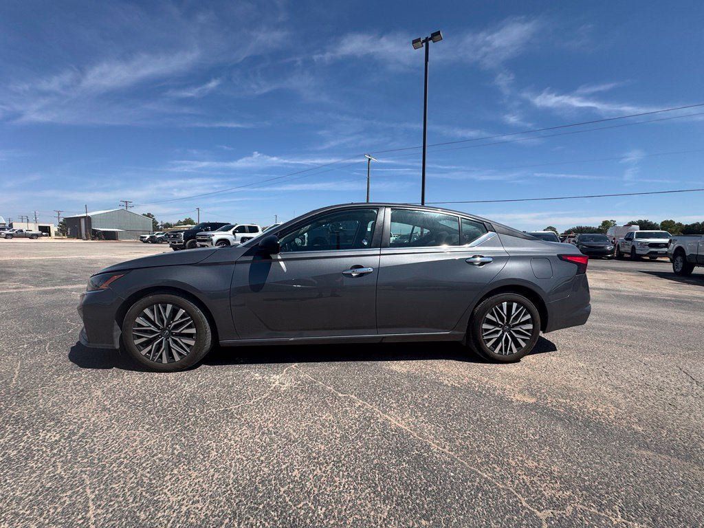 Used 2025 Nissan Altima 2.5 SV FWD image 2