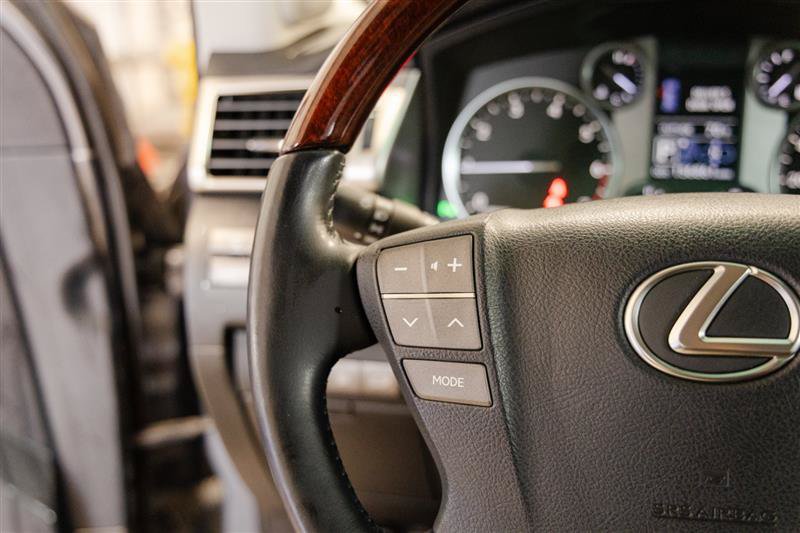 Used 2015 Lexus LX 570 4WD w/ Luxury Package image 18