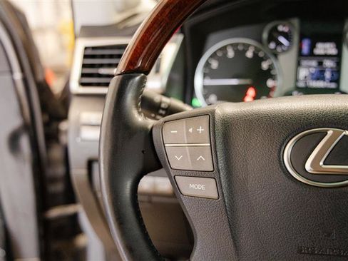 Used 2015 Lexus LX 570 4WD w/ Luxury Package image 18
