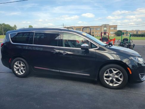 Used 2019 Chrysler Pacifica Limited FWD image 8