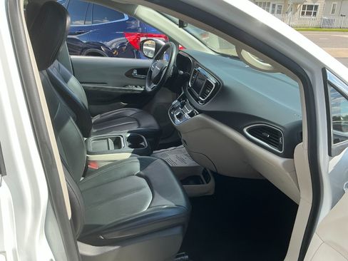 Used 2021 Chrysler Voyager Lxi image 21